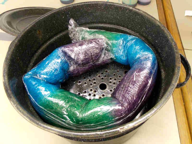 Heat setting yarn dye by steaming