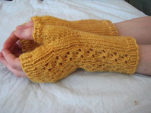 Lacy Knit Fingerless Gloves Pattern