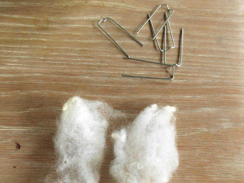 Sheep wool and floral pins for the wreath