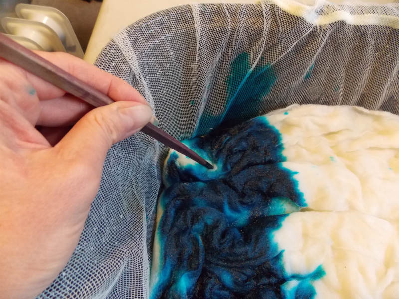 Add the acid wool dye to the roving