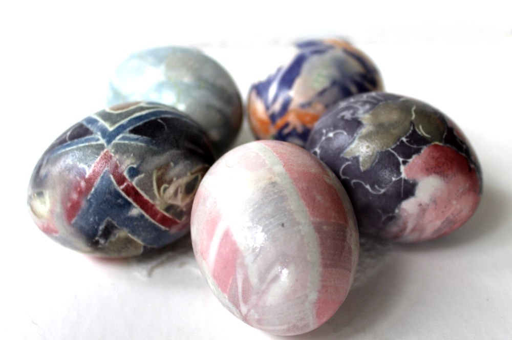 Easter Eggs tie dyed with silk fabric. Ideas for coloring Easter Eggs
