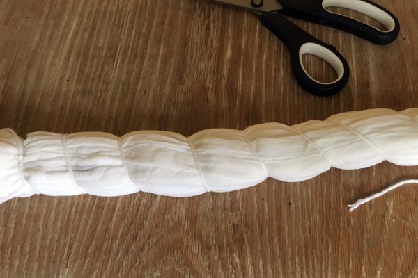 Secure the towel to be dyed with string or yarn