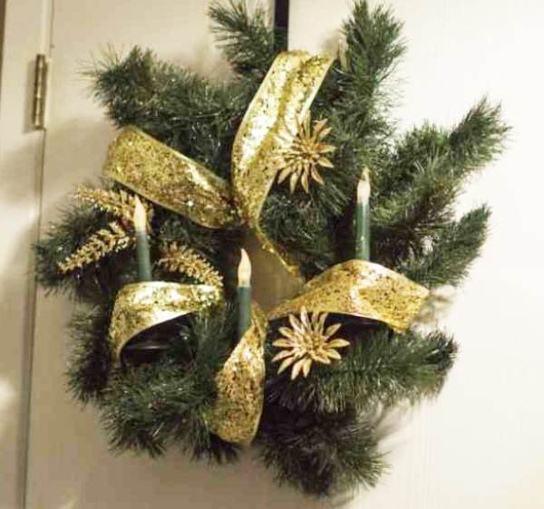 DIY Vintage Christmas Wreath made with Greenery, Candles and Gold Ribbon