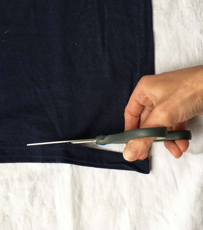 Cutting the bottom hem from the old tshirt